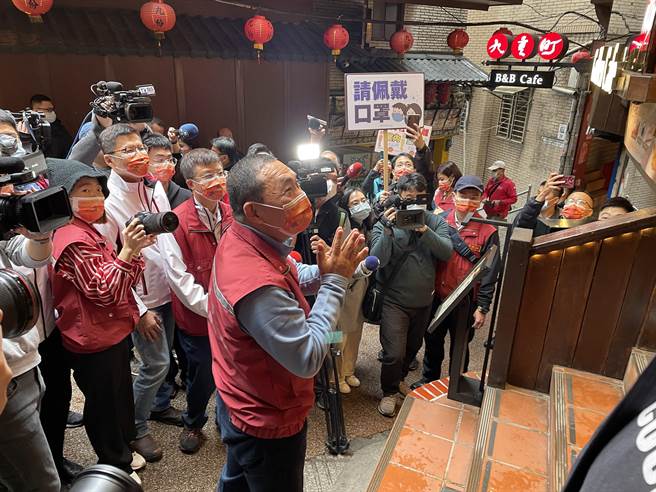 新北市長侯友宜表示，新北人潮儀表板24小時監控人車流量，呼籲民眾多查看，避免再度前往人車多的景點。（記者蔡雯如攝）