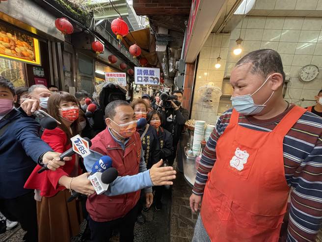 前总统马英九昨呼吁蔡政府，若大陆有意提供疫苗，不要马上拒绝；新北市长侯友宜表示，若有疫苗优质、量能充足，将是最大优先，疫苗无国界，保护国人健康才是最大目标。（记者蔡雯如摄）