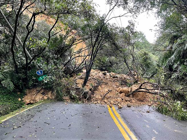北市阳金公路惊传土石坍方 目前双向封闭  请民眾绕道。（翻摄照片／吴康玮台北传真）