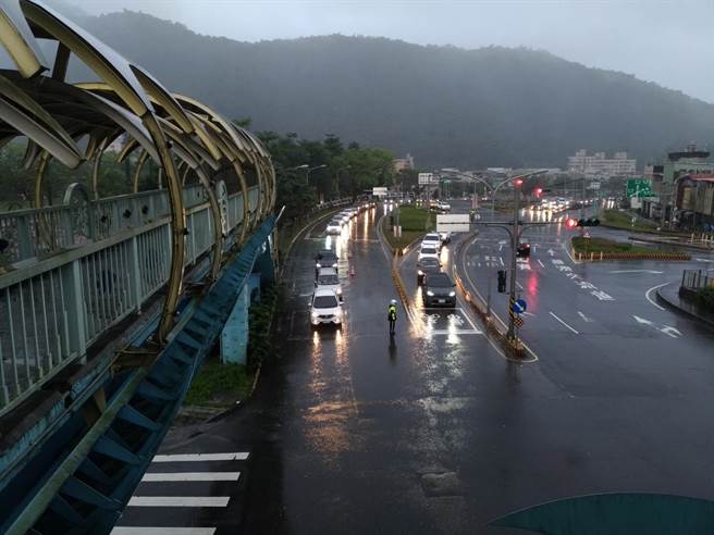 蘇花改南下路段今天早上出現車潮，但整體而言車流仍比往年同期少約2成。（警方提供／李忠一宜蘭傳真）