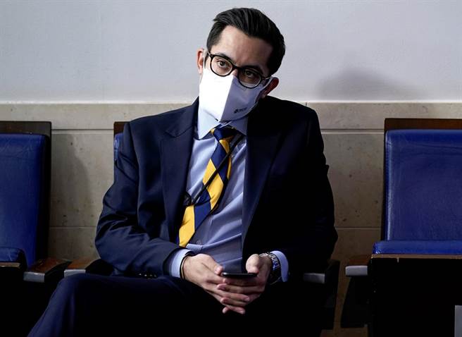 拜登副發言人達科洛（TJ Ducklo，圖）被爆出嗆女記者要摧毀對方，以阻止對方揭露她和另一名女記者的戀人關係，白宮12日宣布達科洛停職一周。（資料照／美聯社）