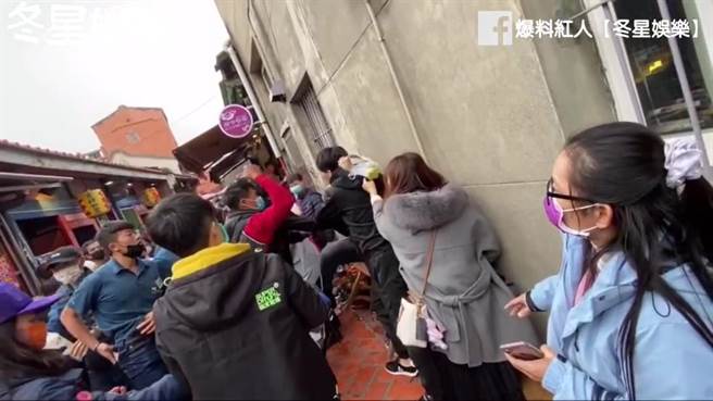 施男和陈男在鹿港老街里爆发肢体衝突，双方男姓友人也加入战局，形成大混战，场面一团乱。（摘自脸书／谢琼云彰化传真）