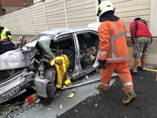 竹市东大高架桥疑车速过快自撞护栏，驾驶卡车内惨死。（图／新竹市消防局）