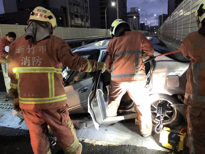 竹市东大高架桥疑车速过快自撞护栏，驾驶卡车内惨死。（图／新竹市消防局）