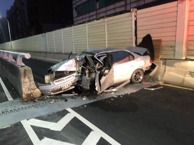 竹市东大高架桥疑车速过快自撞护栏，驾驶卡车内惨死。（图／新竹市消防局）