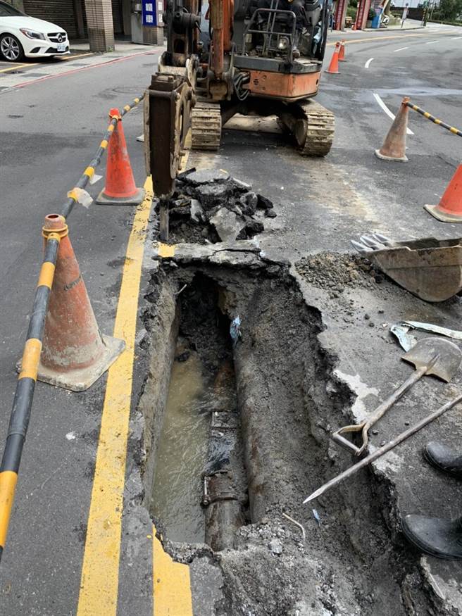 春節路面狂漏水害上千住戶陷停水危機，基隆議員跳出迅速抓漏，嚴防民眾無水可用。（張秉鈞提供／吳康瑋基隆傳真）