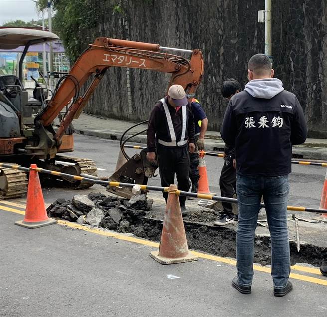春節路面狂漏水害上千住戶陷停水危機，基隆議員跳出迅速抓漏，嚴防民眾無水可用。（張秉鈞提供／吳康瑋基隆傳真）