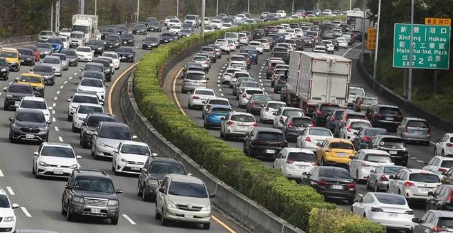 国道1号湖口路段一早就涌入大量车潮，南北双向车道都被塞爆 。（范扬光摄）
