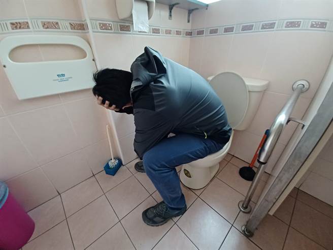 营养师表示，过年期间常常通宵、作息不正常，再加上多数人可能只吃不动、活动量不足，都有可能导致肠胃蠕动不足而排便不顺。图为便秘示意图。（林周义摄）