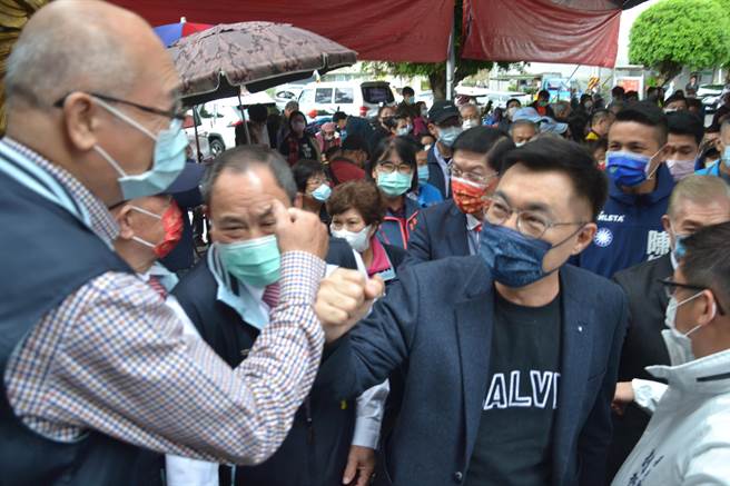 国民党主席江启臣春节连假，频跑北中南庙宇，被外界指，有意争取党主席连任。江启臣表示，担任主席后一直都很拼，自己身兼主席、立委，行程多是很正常的事情。（记者蔡雯如摄）