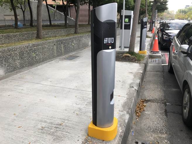 高市府交通局在澄清湖及長庚醫院周邊新規畫510格智慧停車格。（洪浩軒攝）