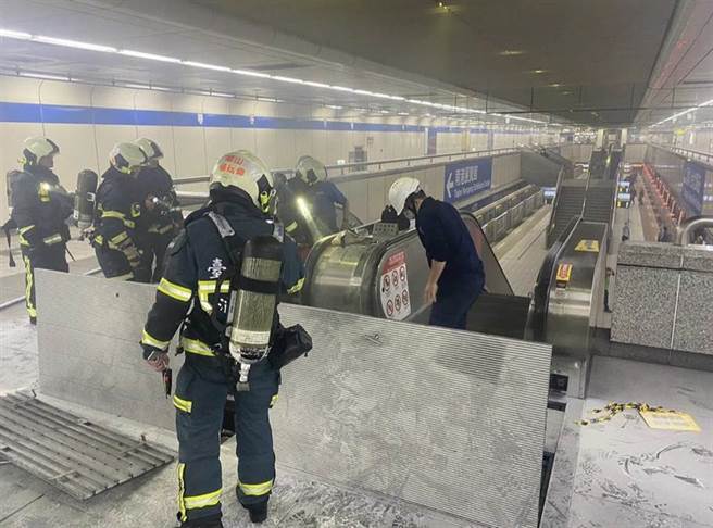 北捷善導寺冒出大量煙霧  消防緊急撲滅火勢、暫時管制5號及6號出口。（翻攝照片／吳康瑋台北傳真）