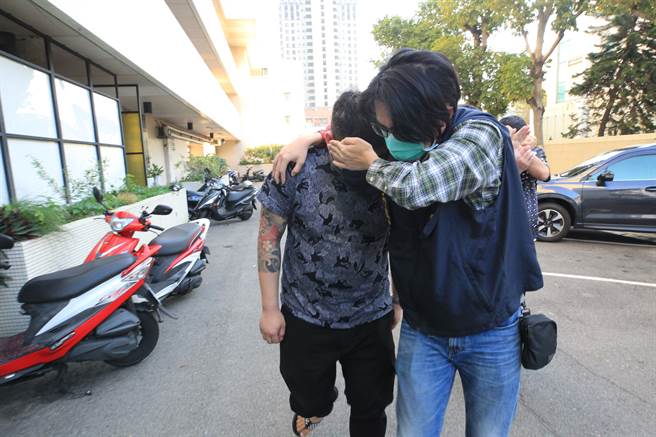 初二台中角頭遭仇家拜年連刺4刀死 2嫌到案均稱未動手（台中市警第四分局提供／張妍溱台中傳真）