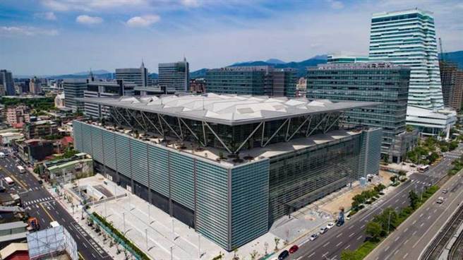 &nbsp; 南港展覽2館於2019年正式啟用，後方可見中信金融園區及南港軟體園區辦公大樓。（圖／台北南港展覽2館官網）&nbsp;&nbsp;