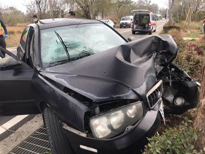 金门大年初二下午发生1起满载亲人的轿车，回娘家途中不慎自撞路树，导致全车5人均受伤送医的意外事故。（警方提供）