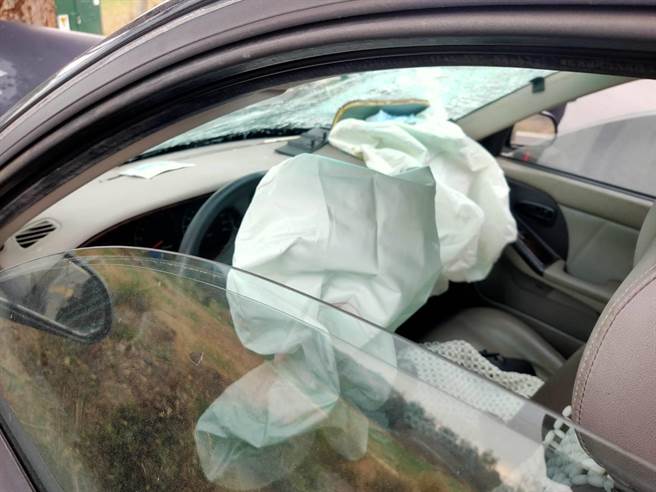 驾驶座的2颗安全气囊爆开，车内5人都受伤送医。（警方提供）
