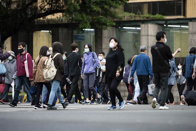 气象局指出，明天初三水气减少，连日阴雨的北部、东北部可望看见阳光。(图／达志影像)