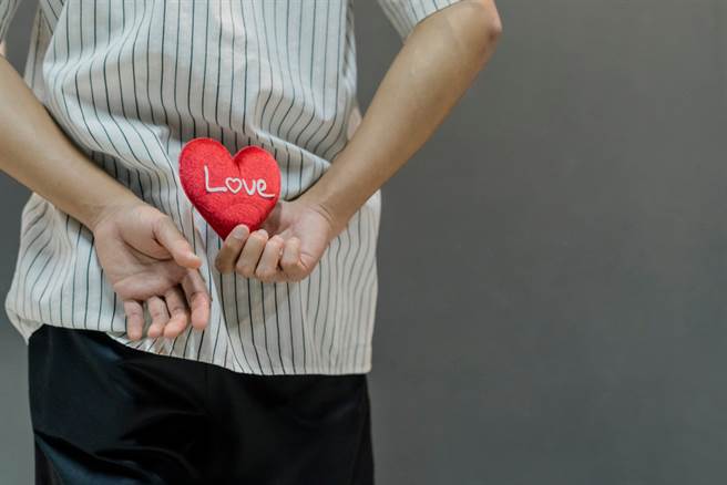 星座運勢網站「醬子聊星座」分享，金牛座、天秤座、巨蟹座最常陷入暗戀模式，就算喜歡也不主動表態。（示意圖／shutterstock）
