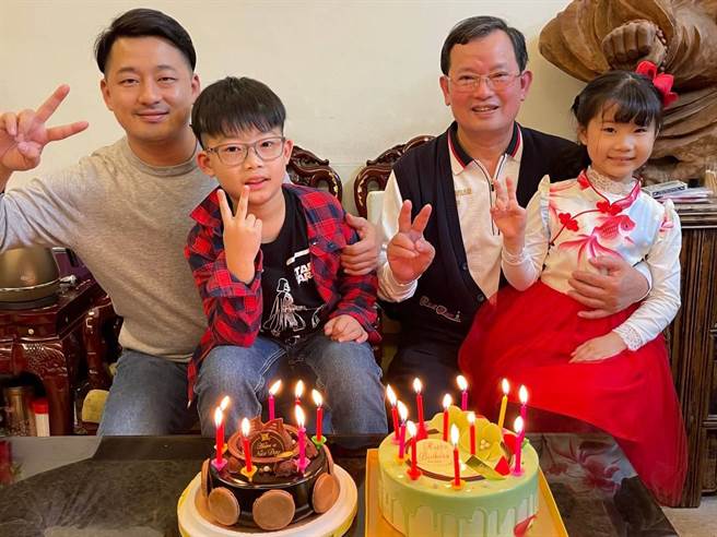 蔡育泽（左一）和爸爸蔡崇文（右二）、儿子蔡侑廷（左二）都是农历大年初一出生，今年大年初一他们一起庆生。右一为蔡育泽女儿。（蔡育泽提供／张毓翎嘉义传真）
