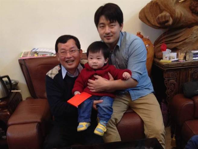 蔡育泽（右）和爸爸蔡崇文（左）、儿子蔡侑廷（中）都是农历大年初一出生，为此他们只过农历生日，为这暖心奇蹟庆祝。（蔡育泽提供／张毓翎嘉义传真）