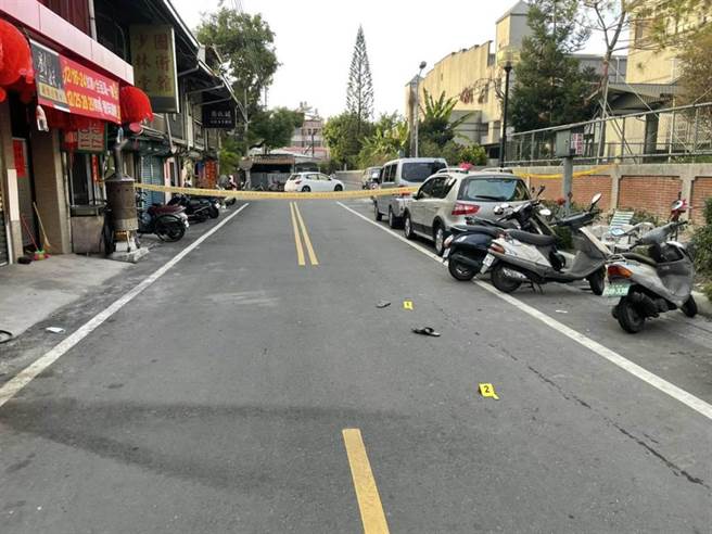 13日埔里鎮北平街口槍擊案發現場，2名王姓嫌疑人由王姓弟弟持槍擊中1名60歲劉姓男子，劉男左胸中槍，送醫後不幸宣告死亡。（民眾提供／黃立杰南投傳真）