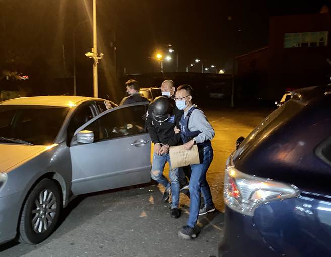 埔里警分局晚間逮到犯案王姓兄弟檔中開槍的弟弟（中），持續偵辦此案。（黃立杰攝）