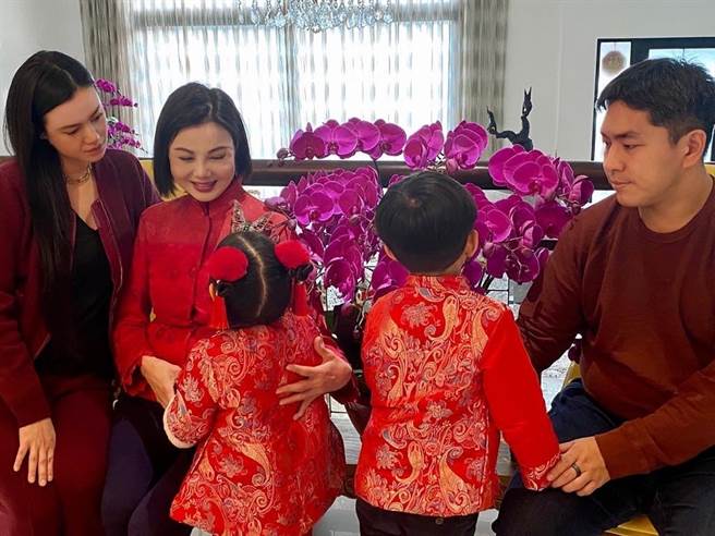 謝玲玲分享天倫樂照。（圖／翻攝自hlingling IG）