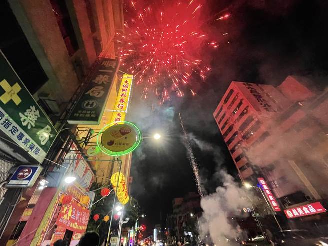 大福兴彩券行在本届台彩已经开过4次头奖，也累积了13个春节百万大红包，成为全国唯一一间蝉联6年都开出百万大红包的彩券行，是高雄地区相当有名气的彩卷行，13日晚间10时，台彩公布头奖商店后，大福兴彩券行也在店门口放鞭炮庆祝开出头奖。（业者提供／洪浩轩高雄传真）