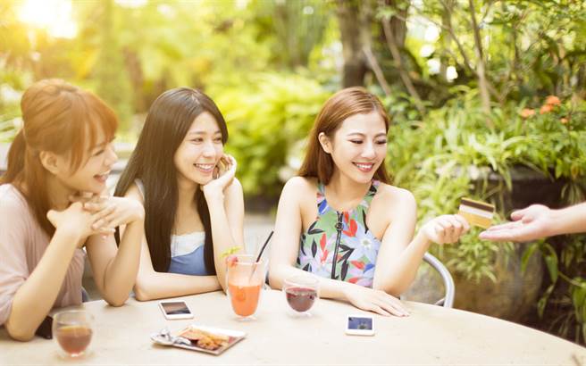 运势命理网站「生肖运势天天看」分享，生肖属龙、虎、鸡、马、猴的人对朋友常大手笔请客，也因为这样经营了广大的人脉。（示意图／shutterstock）