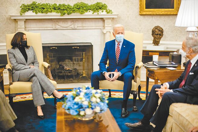 美国总统拜登（中）11日在白宫与副总统贺锦丽（左）、运输部长布塔朱吉（以视讯方式）和4名参议员会面时透露，日前他与大陆国家主席习近平电话长谈了两小时。（路透）