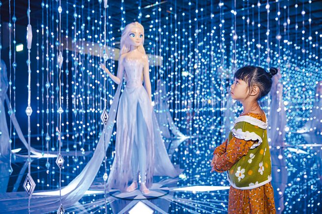 新光三越台北信義新天地A11於3月1日前有「FROZEN冰雪奇緣夢幻特展」，集合電影經典人物與場景。（新光三越提供）