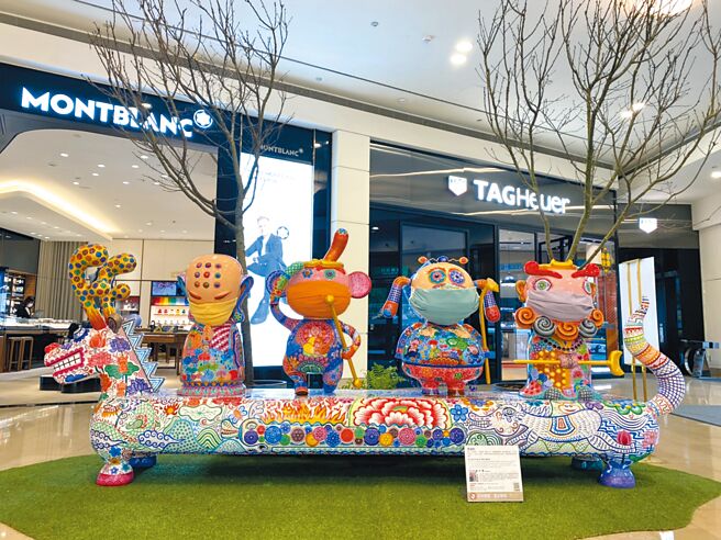 台北101 x 藝術家洪易演繹「繽紛藝世界」，作品「西遊記」戴上口罩呼應防疫。（台北101提供）