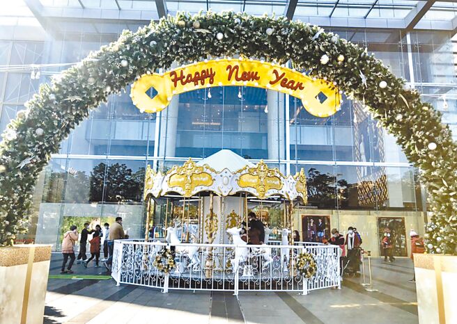 台中大遠百新春檔期於1樓時尚廣場打造中部獨家的「北歐夢奇境」白金樂園，新年拱門造景吸引消費者打卡拍照。（遠百提供）