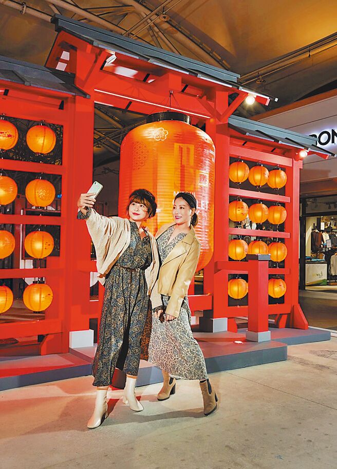 MITSUI OUTLET PARK台中港店推出「和風燈籠牆」。（MITSUI OUTLET PARK提供）