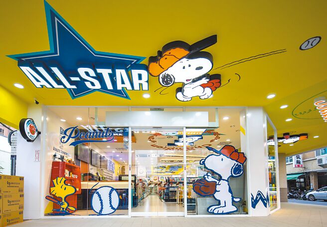7-11台北「SNOOPY史努比聯名店」，店內有大型175公分公仔迎賓，與立體造型天花板。（7-11提供）