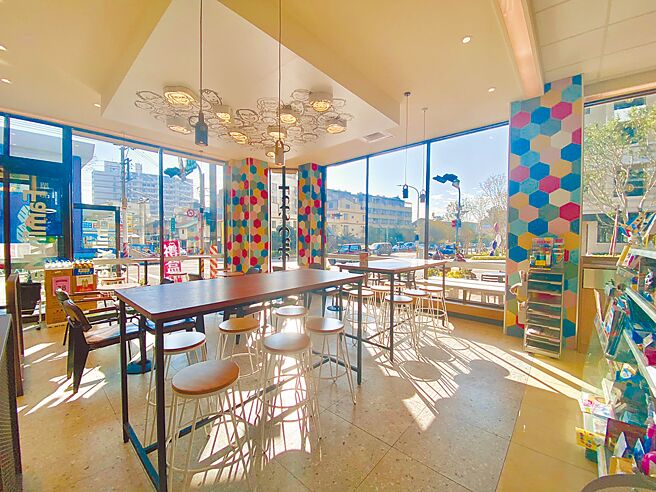 全家台中彩虹村店，整體柱面以繽紛的六角形磚所布置。（全家提供）