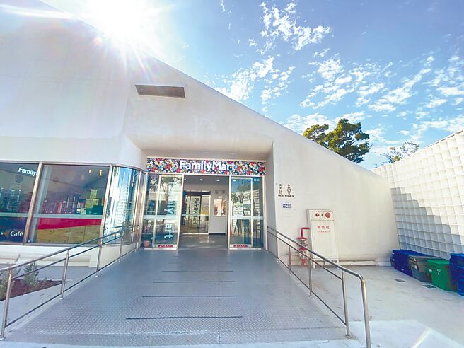 全家台中中央公園店，開設於純白色建築物內，典雅莊敬。（全家提供）