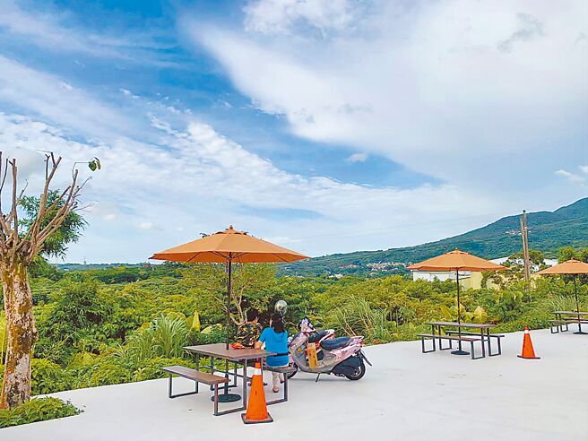 萊爾富淡水櫻花店，後方設有露天咖啡座，可俯瞰山景與璀璨夜景。（萊爾富提供）