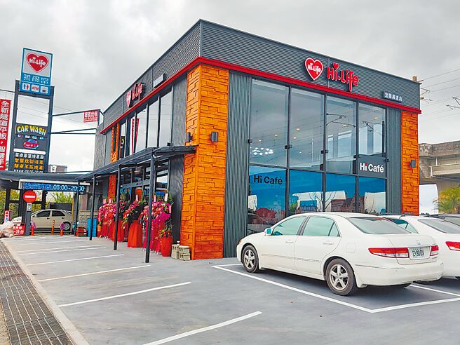 萊爾富宜蘭廣進店，一旁就是東部鐵路幹線，在店內能欣賞火車飛駛。（萊爾富提供）