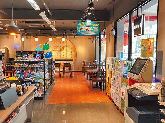 萊爾富龍潭客棧店，以中國風裝潢，宛如走入武俠小說世界。（萊爾富提供）