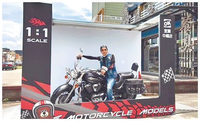 OK超商宜蘭中福門市，設有1：1重型機車模型盒供打卡。（OK提供）