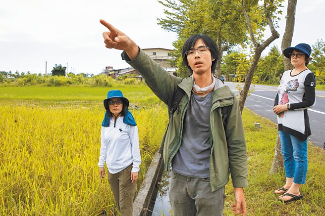 任永旭（中）正為新農介紹周邊環境，畢業於台大森林環境暨資源學研究所讓他可以運用所學，能精確掌握作物特性與環境，他喜愛試種多樣稻種，甚至自己育苗。