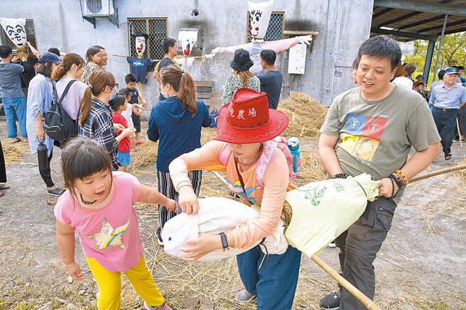 來自各地民眾參加在深溝「慢島生活」戶外親子紮稻草人活動，這些農業相關活動都是深溝小農維繫支持者的部分作法，也可利用作物剩餘材料增加收入。