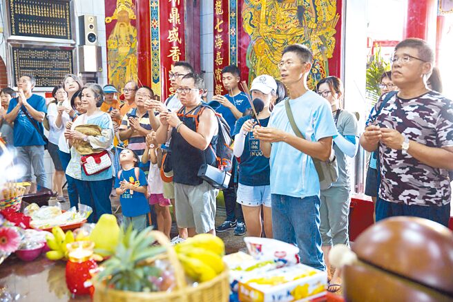 深溝許多小農來自外地，但如今已漸融入社區取得認同，村中信仰中心三官宮祭典，大家一起去祭拜神明。