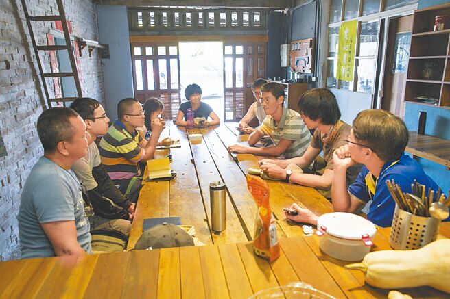 「倆佰甲」成員舉行會議討論相關事宜，許多小農進入深溝務農，透過「倆佰甲」轉介取得使用農地。