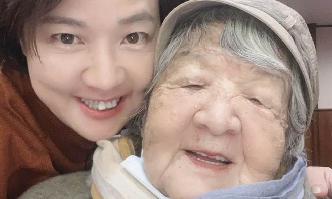 黃珊珊》四、五十人的年夜飯很壯觀。（愛傳媒提供）