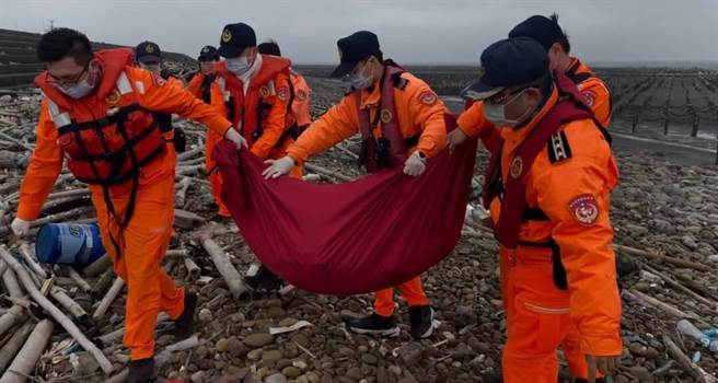 海巡人员先将搁浅死亡的江豚尸体搬运上车，将交由中华鲸豚协会载回研究。（海巡署中部分署第三岸巡队提供／谢琼云彰化传真）