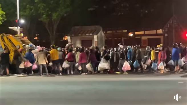 嘉義市民追逐垃圾車，形成特殊景象。（翻攝我是嘉義人臉書）