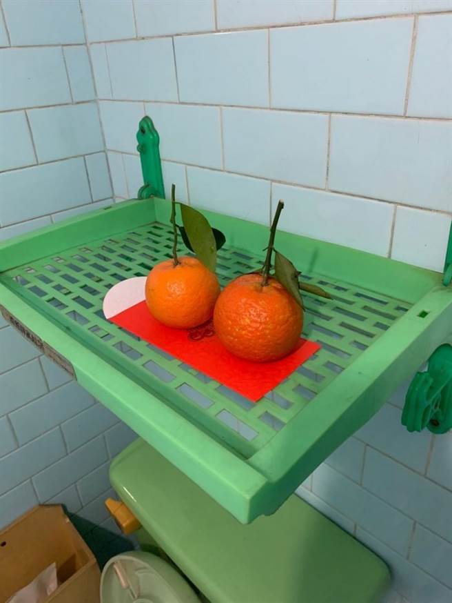 阿公阿嬷会在除夕晚上，在家中3间厕所放1200元的红包，初一第一个进厕所上大号的人，就可以领走红包。（图/翻摄自Dcard）