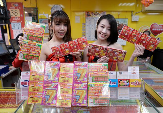 年轻夫妇买下彩券行内剩下的4张2000万超级红包估刮刮乐，幸运中奖BMW休旅车与200万奖金。(示意图／本报系资料照片)